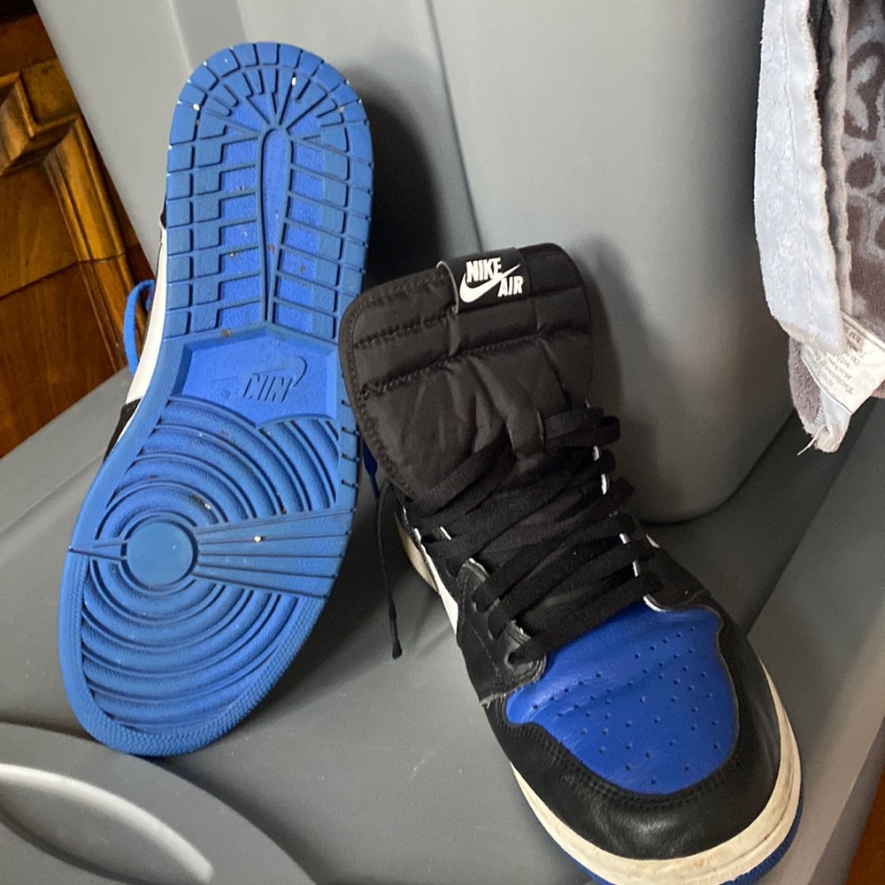 Worn very few times Very popular black & bluen Jordan ones